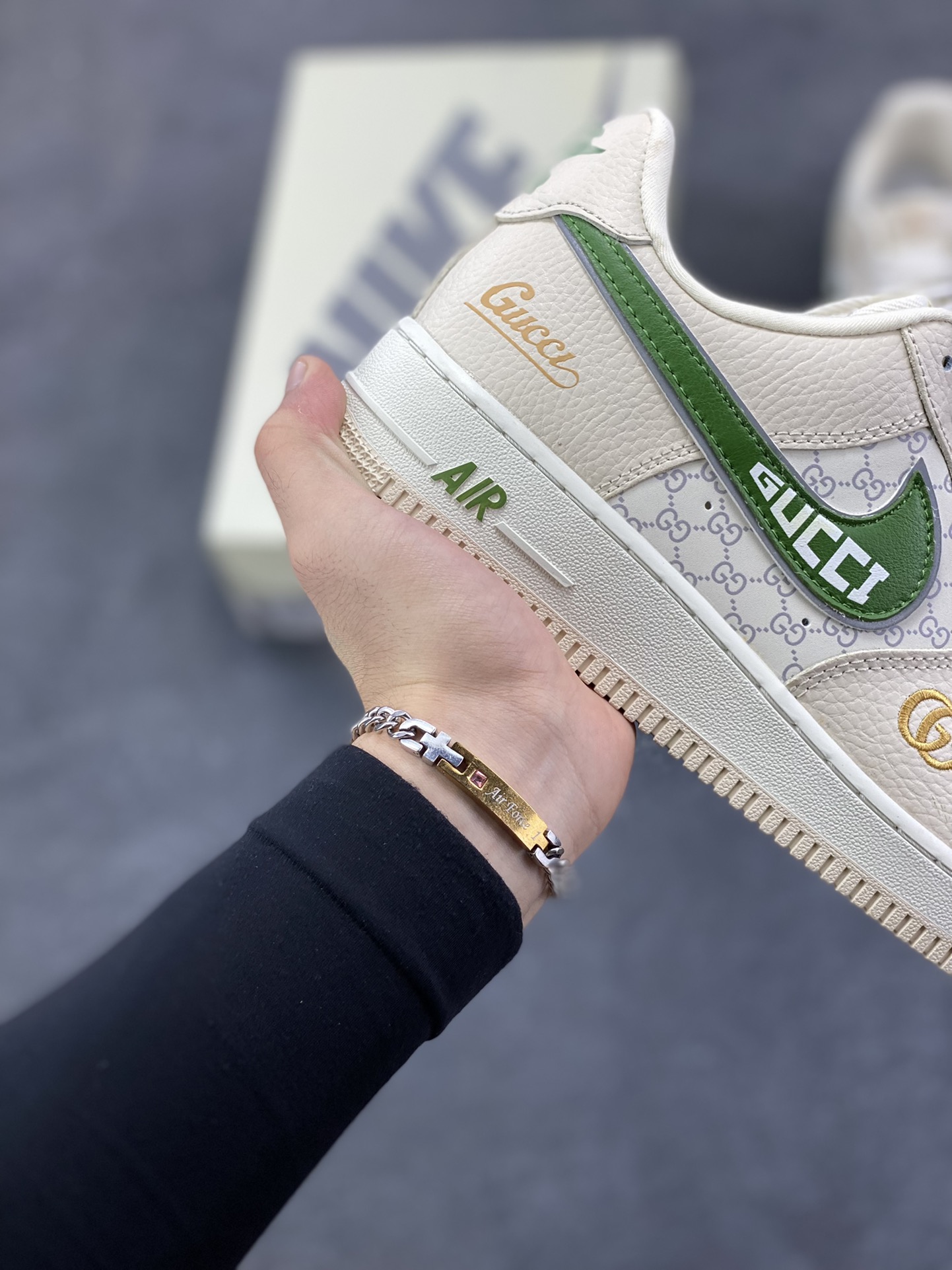 图片[6]-NIke Air Force 1 \’07 Low GUCCI 联名–白棕绿空军一号低帮 运动鞋 休闲鞋 折边针车 高级夜光效果 工艺难度大 原楦头原纸板 高端定制鞋盒 原厂鞋底 超高清洁度 细节完美 货号：YF9511-804 尺码：36 36.5 37.5 38 38.5 39 40 40.5 41 42 42.5 43 44 44.5 45-选品中心