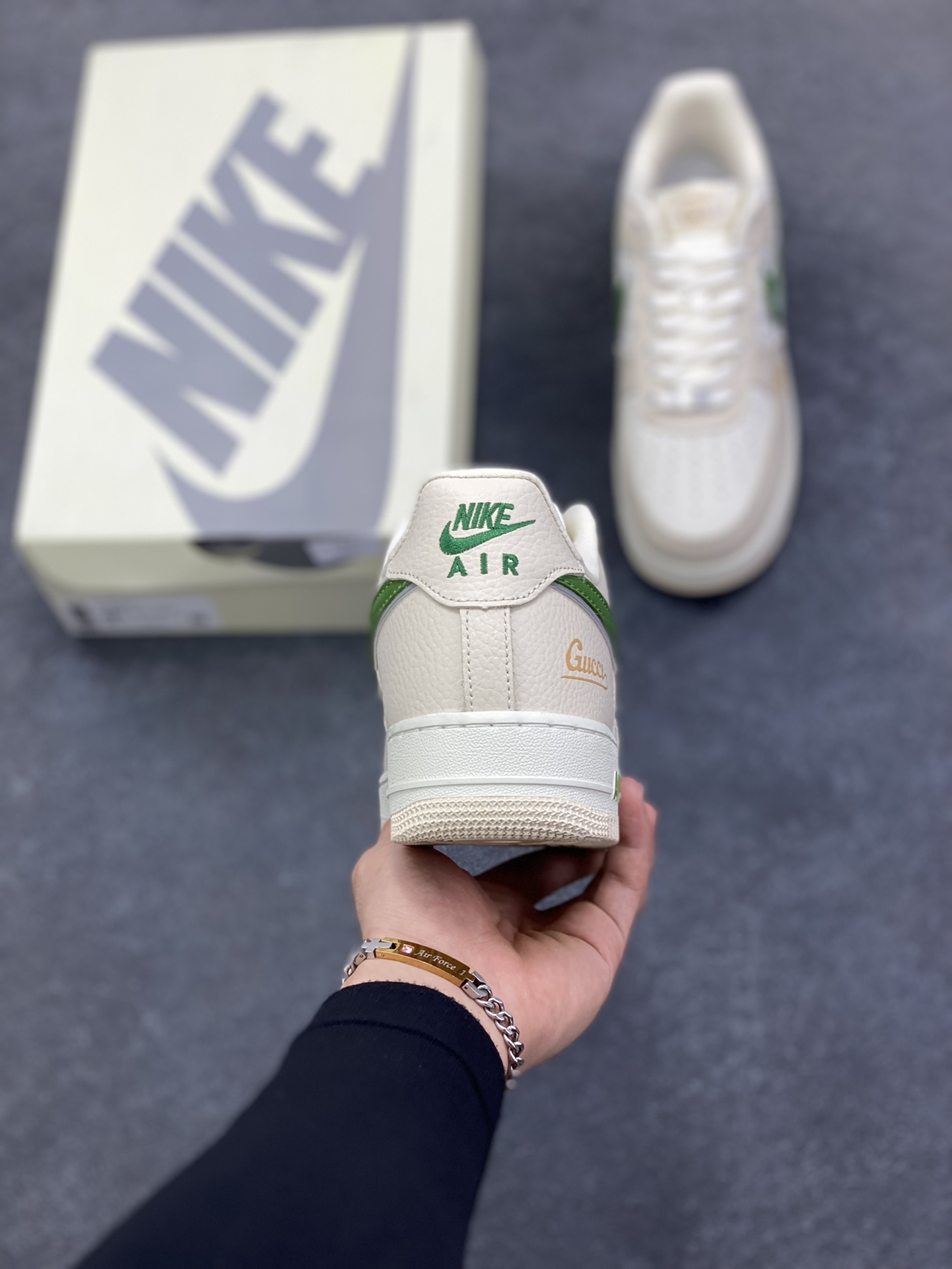 图片[4]-NIke Air Force 1 \’07 Low GUCCI 联名–白棕绿空军一号低帮 运动鞋 休闲鞋 折边针车 高级夜光效果 工艺难度大 原楦头原纸板 高端定制鞋盒 原厂鞋底 超高清洁度 细节完美 货号：YF9511-804 尺码：36 36.5 37.5 38 38.5 39 40 40.5 41 42 42.5 43 44 44.5 45-选品中心