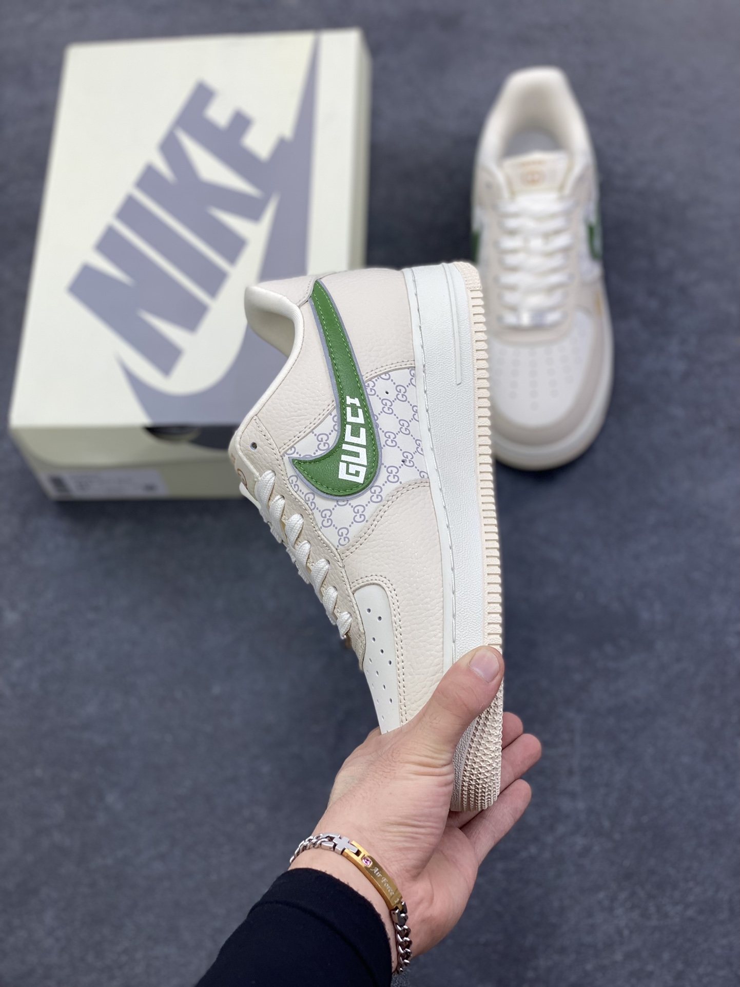 图片[3]-NIke Air Force 1 \’07 Low GUCCI 联名–白棕绿空军一号低帮 运动鞋 休闲鞋 折边针车 高级夜光效果 工艺难度大 原楦头原纸板 高端定制鞋盒 原厂鞋底 超高清洁度 细节完美 货号：YF9511-804 尺码：36 36.5 37.5 38 38.5 39 40 40.5 41 42 42.5 43 44 44.5 45-选品中心