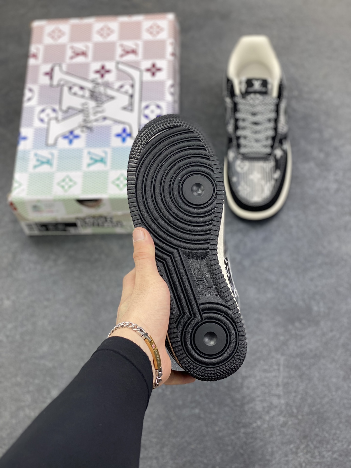 图片[5]-高端定制Nike Air Force 1 \’07 Low “路易威登LV联名— 黑灰格子帆布印花” 高端定制 低帮休闲板鞋 定制鞋盒 大厂纯原品质出货 超高清洁度 皮料切割干净无任何毛边 细节完美 货号：XL1979-108 尺码：36 36.5 37.5 38 38.5 39 40 40.5 41 42 42.5 43 44 44.5 45-选品中心