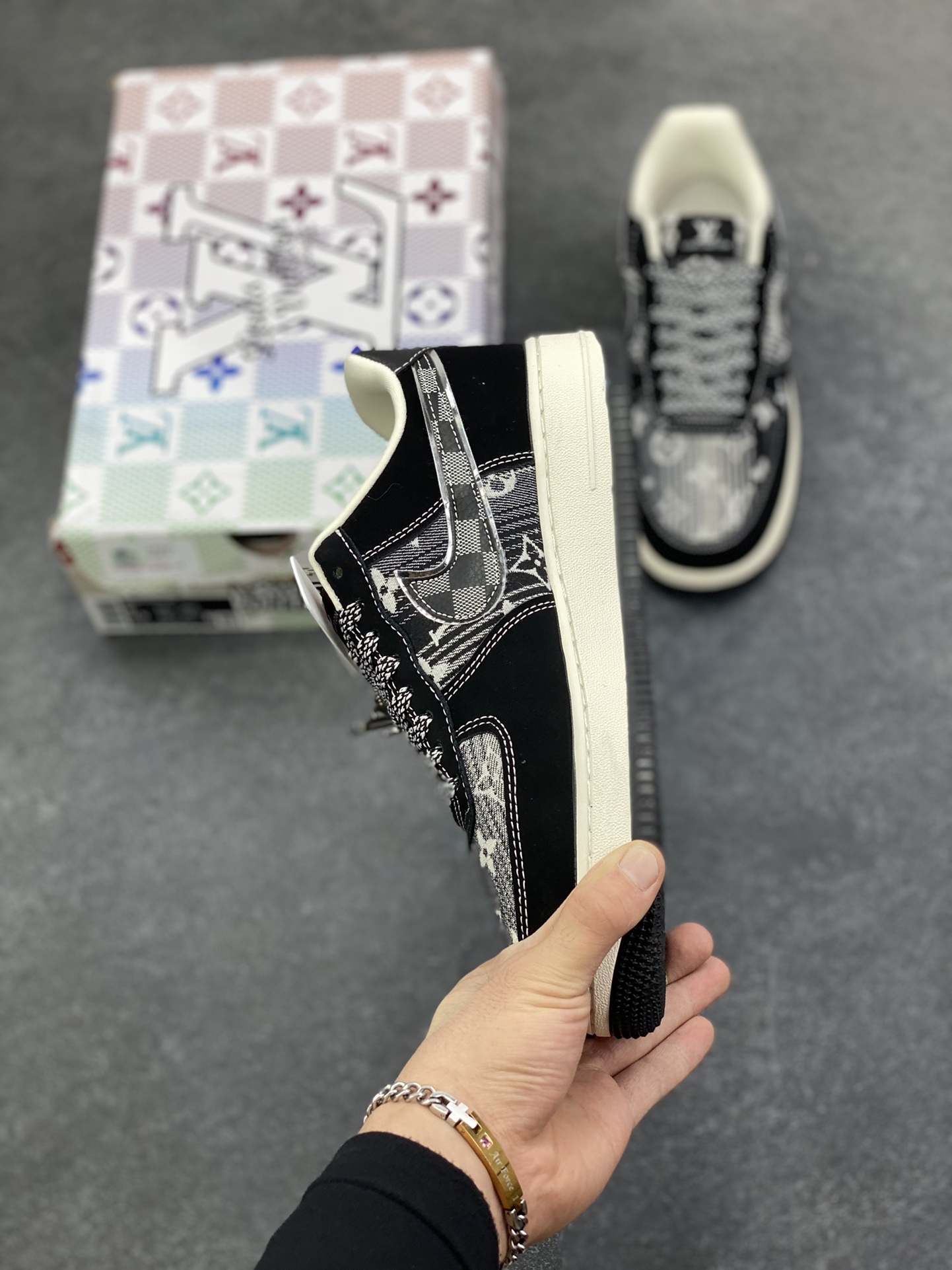 图片[3]-高端定制Nike Air Force 1 \’07 Low “路易威登LV联名— 黑灰格子帆布印花” 高端定制 低帮休闲板鞋 定制鞋盒 大厂纯原品质出货 超高清洁度 皮料切割干净无任何毛边 细节完美 货号：XL1979-108 尺码：36 36.5 37.5 38 38.5 39 40 40.5 41 42 42.5 43 44 44.5 45-选品中心