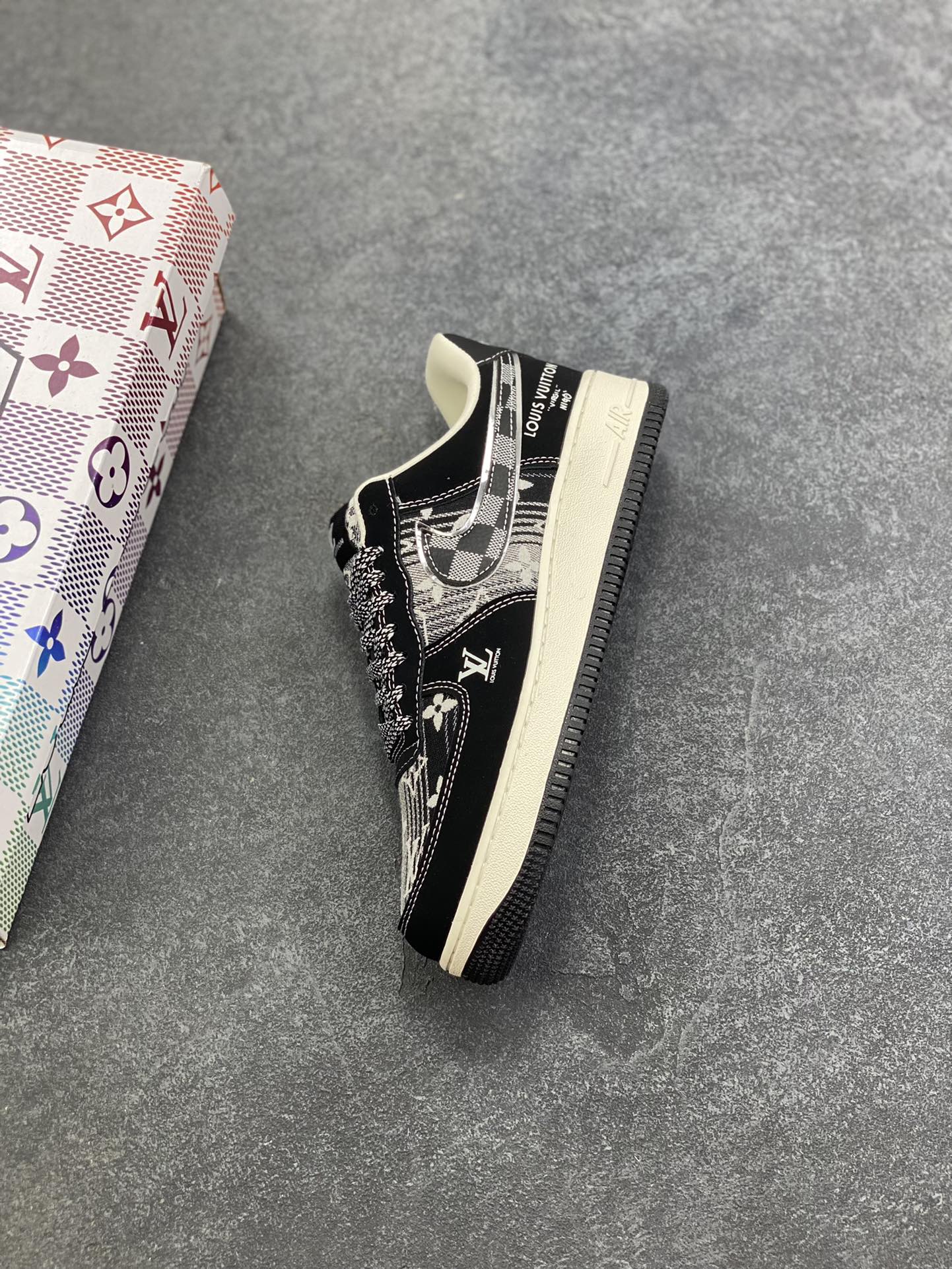 图片[7]-高端定制Nike Air Force 1 \’07 Low “路易威登LV联名— 黑灰格子帆布印花” 高端定制 低帮休闲板鞋 定制鞋盒 大厂纯原品质出货 超高清洁度 皮料切割干净无任何毛边 细节完美 货号：XL1979-108 尺码：36 36.5 37.5 38 38.5 39 40 40.5 41 42 42.5 43 44 44.5 45-选品中心