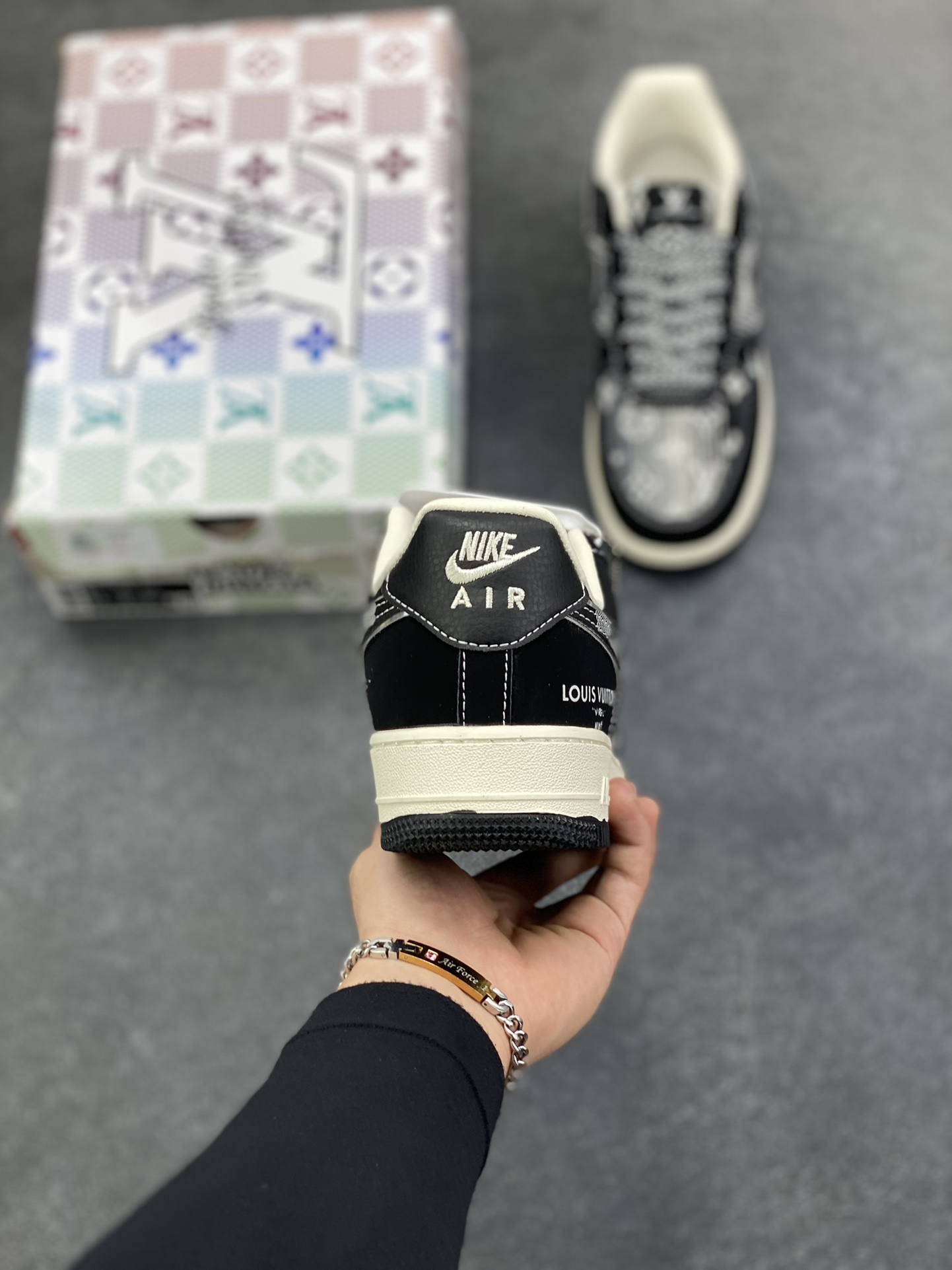 图片[4]-高端定制Nike Air Force 1 \’07 Low “路易威登LV联名— 黑灰格子帆布印花” 高端定制 低帮休闲板鞋 定制鞋盒 大厂纯原品质出货 超高清洁度 皮料切割干净无任何毛边 细节完美 货号：XL1979-108 尺码：36 36.5 37.5 38 38.5 39 40 40.5 41 42 42.5 43 44 44.5 45-选品中心