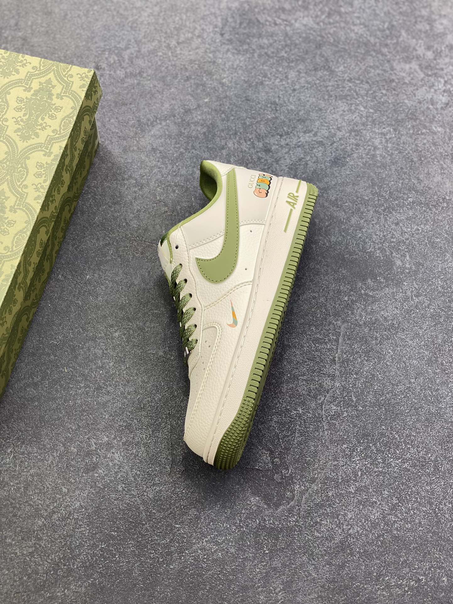 图片[7]-NIke Air Force 1 \’07 Low “古驰联名——米军绿多彩”空军一号 低帮 运动鞋 休闲鞋 折边针车 工艺难度大 原楦头原纸板 原装鞋盒 定制五金配件 内置全掌气垫 原厂鞋底 货号：XX3168-211 尺码：36 36.5 37.5 38 38.5 39 40 40.5 41 42 42.5 43 44 44.5 45-选品中心