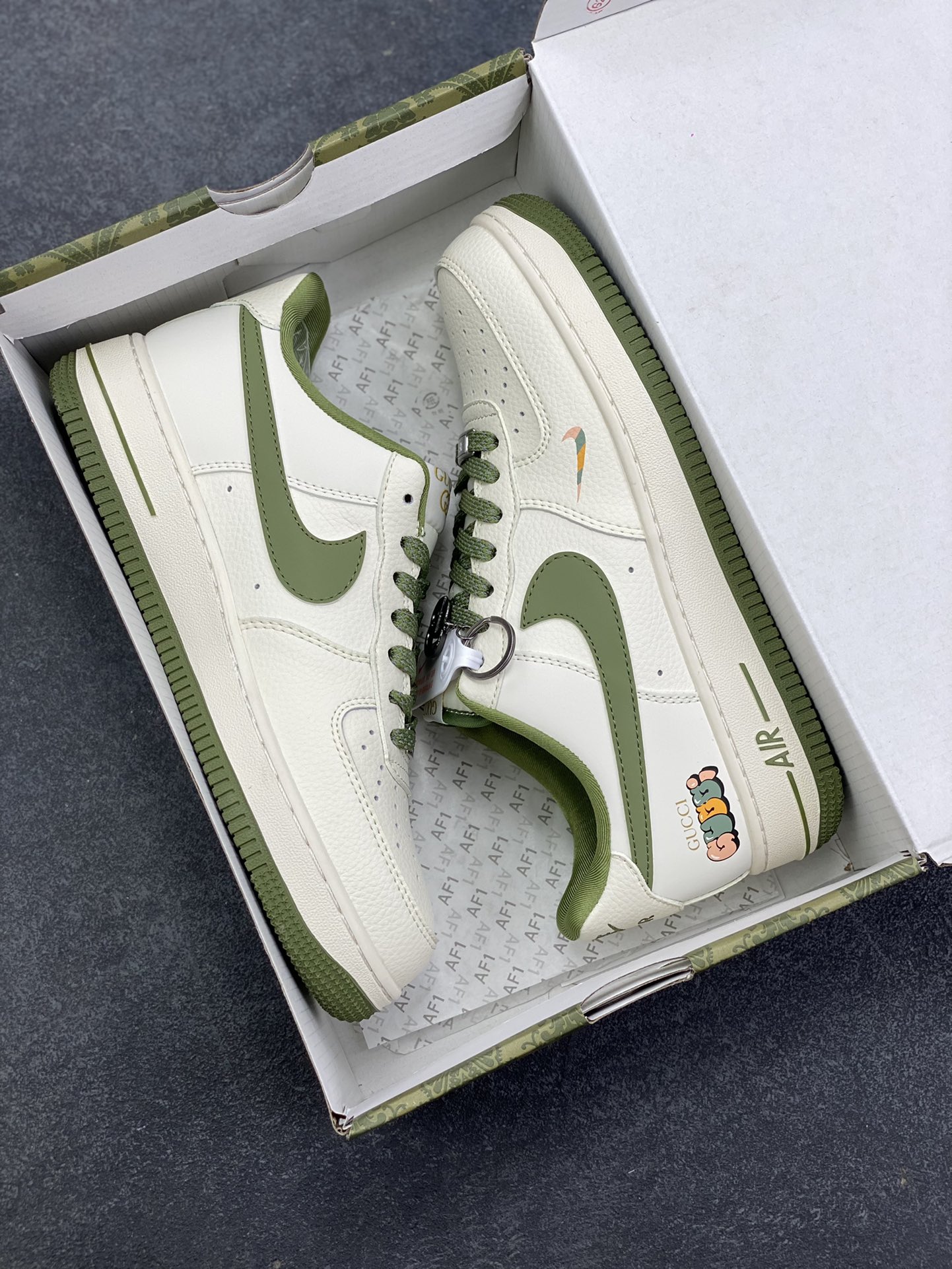 图片[9]-NIke Air Force 1 \’07 Low “古驰联名——米军绿多彩”空军一号 低帮 运动鞋 休闲鞋 折边针车 工艺难度大 原楦头原纸板 原装鞋盒 定制五金配件 内置全掌气垫 原厂鞋底 货号：XX3168-211 尺码：36 36.5 37.5 38 38.5 39 40 40.5 41 42 42.5 43 44 44.5 45-选品中心