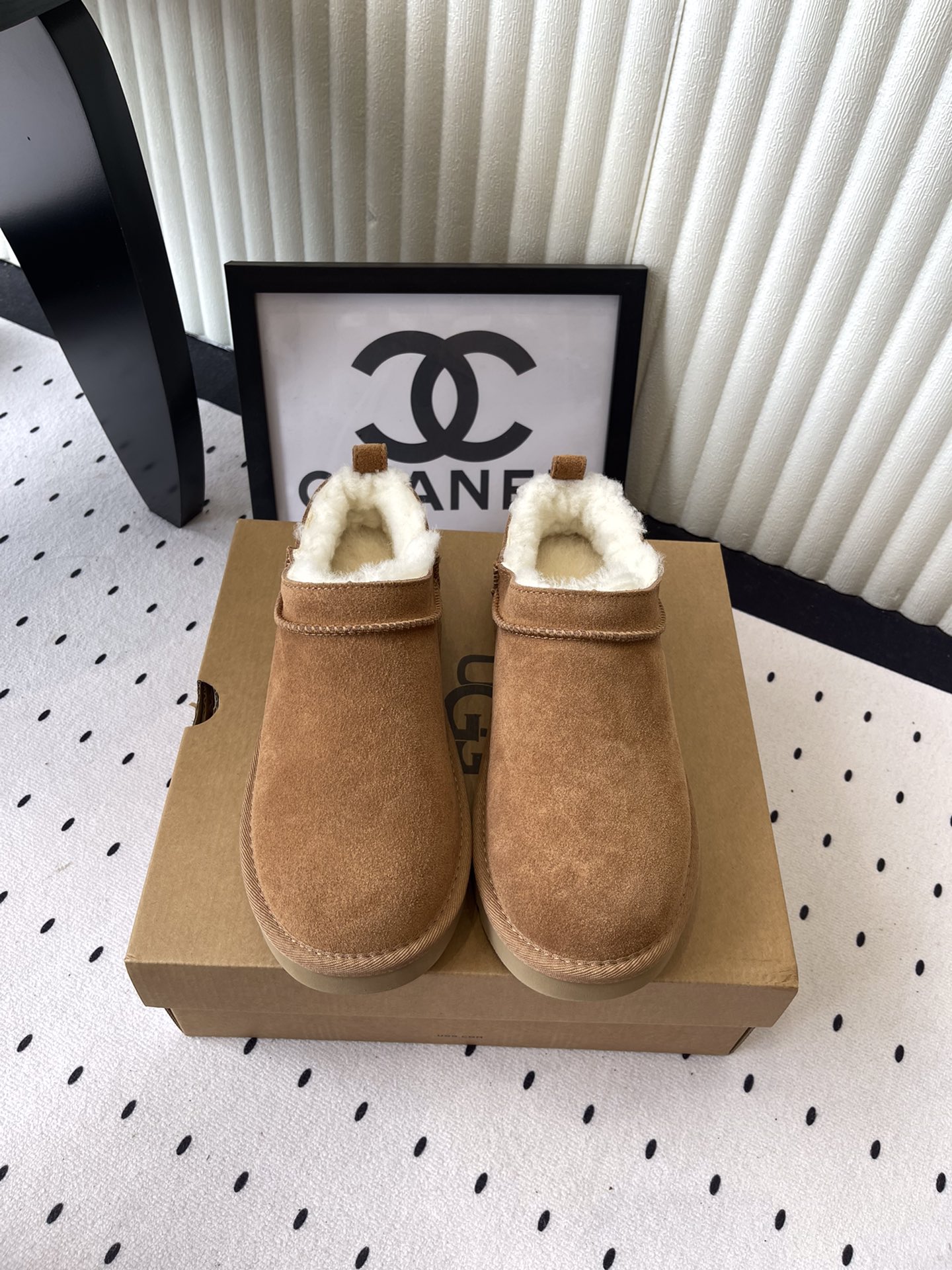 NO:493318,UGG~25vs autumn and winter hot spring cake thick-soled snow boot series... [Pure wool low-top snow boots] A shoe that won't be the same as the same clothes, a simple partition design with spotted outsole, silk curls on the upper, a must-have for autumn and winter, no matter what pants and skirts can be controlled, it is very comfortable and beautiful on the feet... Fabric: Original custom sheep lining Inner: Original custom wool Foot pad: Original custom wool Outsole: Original open mold wear-resistant molding sole Size: 35-40 Packaging: Original full set of packaging Color: Official website synchronous update, snow boots, boots, skirts, real silk, sheep19860909UGG~25vs秋冬爆款松糕厚底雪地靴系列……【纯羊毛低帮雪地靴】 一款不会撞衫的鞋子、简约的隔板设计上斑点的大底、鞋面真丝卷毛、秋冬季必备款、无论什么裤子裙子都能驾驭、上脚非常舒适好看…… 面料:原版定制羊猄 内里:原版定制羊毛 垫脚:原版定制羊毛 大底:原版开模耐磨成型底 码数:35-40 包装:原版全套包装 颜色:官网同步更新,雪地靴,boots,skirts,real silk,sheep,Women's Shoes