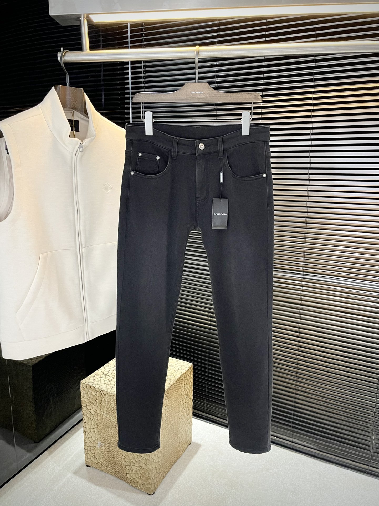 NO:529063,P EmporioArm- (Ama) 2025 autumn and winter new jeans imported from Italian haute couture denim fabrics Fashion and casual Regular style Micro-stretch fabrics The fabric is comfortable and soft, breaking through the feel of conventional denim fabrics, not stuffy, and excellent comfort. It is free and versatile. It is washed for a long time and does not deform. The upper body effect is excellent. The elegant and elegant tailoring, the design is constantly innovating, but it always maintains noble and elegant style and taste. The charm of fashion. The small straight line of the style is fashionable. The counter number is 29-36,,jeans,alexander wang19860909P  EmporioArm-（阿玛）2025秋冬新款牛仔裤 进口意大利高定牛仔面料 时尚休闲 常规版型 微弹力面料 面料舒适柔软,突破常规牛仔的面料手感,不闷热,舒适感极佳.随意百搭 久洗不变形 上身效果极佳.大方优雅的剪裁,设计不断创新却始终保持着高贵优雅的风格和品位 演绎时尚魅惑 版型小直筒 时尚佳品 专柜码数 29-36,,jeans,alexander wang,Men's clothing