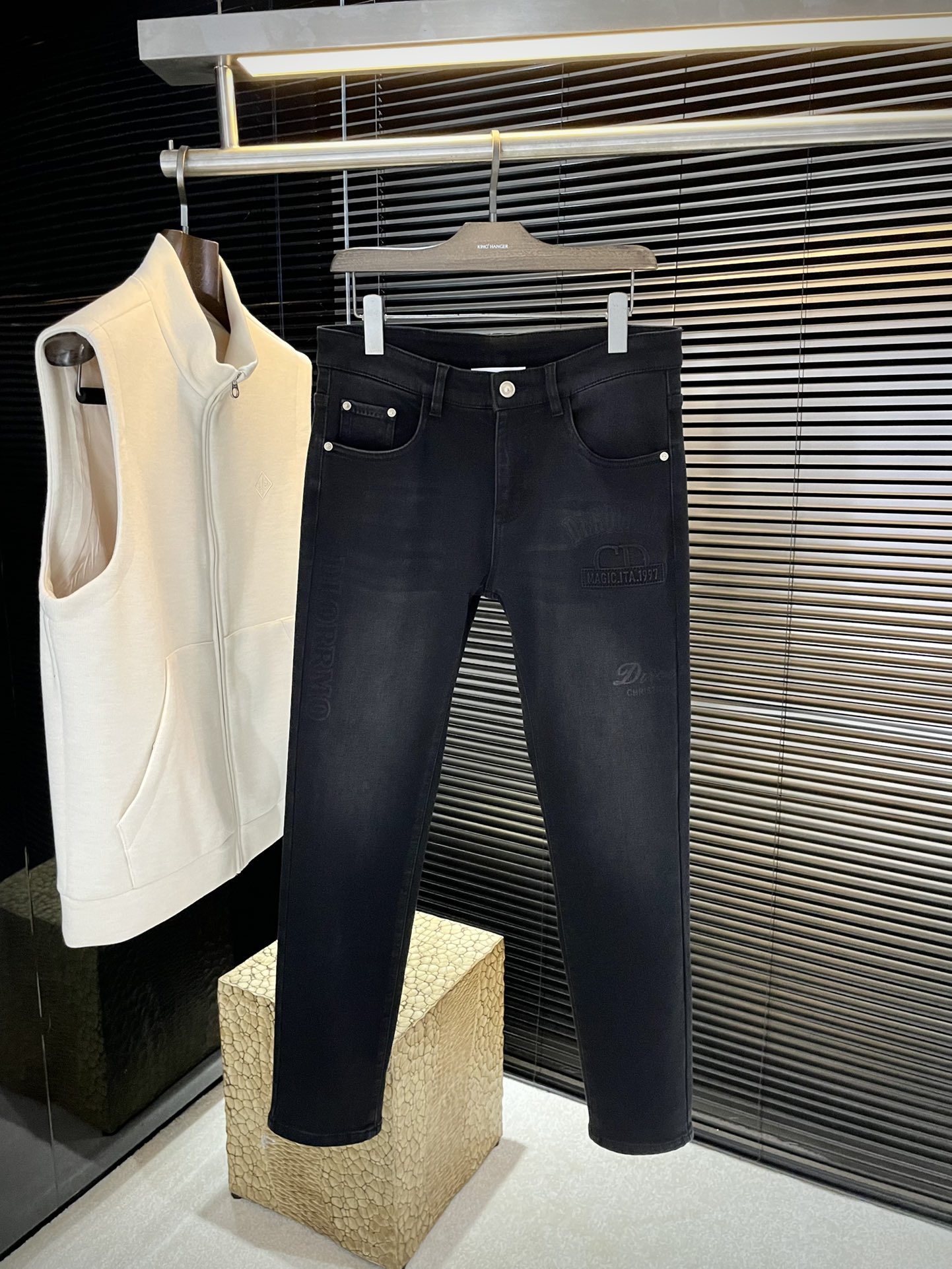 NO:529066,P Dio- (Dio) 2025 autumn and winter new jeans imported from Italian haute couture denim fabrics Fashion and casual Regular style Micro-stretch fabrics The fabric is comfortable and soft, breaking through the feel of conventional denim fabrics, not stuffy, and excellent comfort. It is free and versatile, and it does not deform for a long time. The upper body effect is excellent. The elegant and elegant tailoring, the design is constantly innovating, but it always maintains a noble and elegant style and taste. The charm of fashion. The small straight line of the style is fashionable. The counter number is 29-36,,dior,dior,jeans,alexander wang19860909P  Dio-（迪奥）2025秋冬新款牛仔裤 进口意大利高定牛仔面料 时尚休闲 常规版型 微弹力面料 面料舒适柔软,突破常规牛仔的面料手感,不闷热,舒适感极佳.随意百搭 久洗不变形 上身效果极佳.大方优雅的剪裁,设计不断创新却始终保持着高贵优雅的风格和品位 演绎时尚魅惑 版型小直筒 时尚佳品 专柜码数 29-36,,dior,dior,jeans,alexander wang,Men's clothing