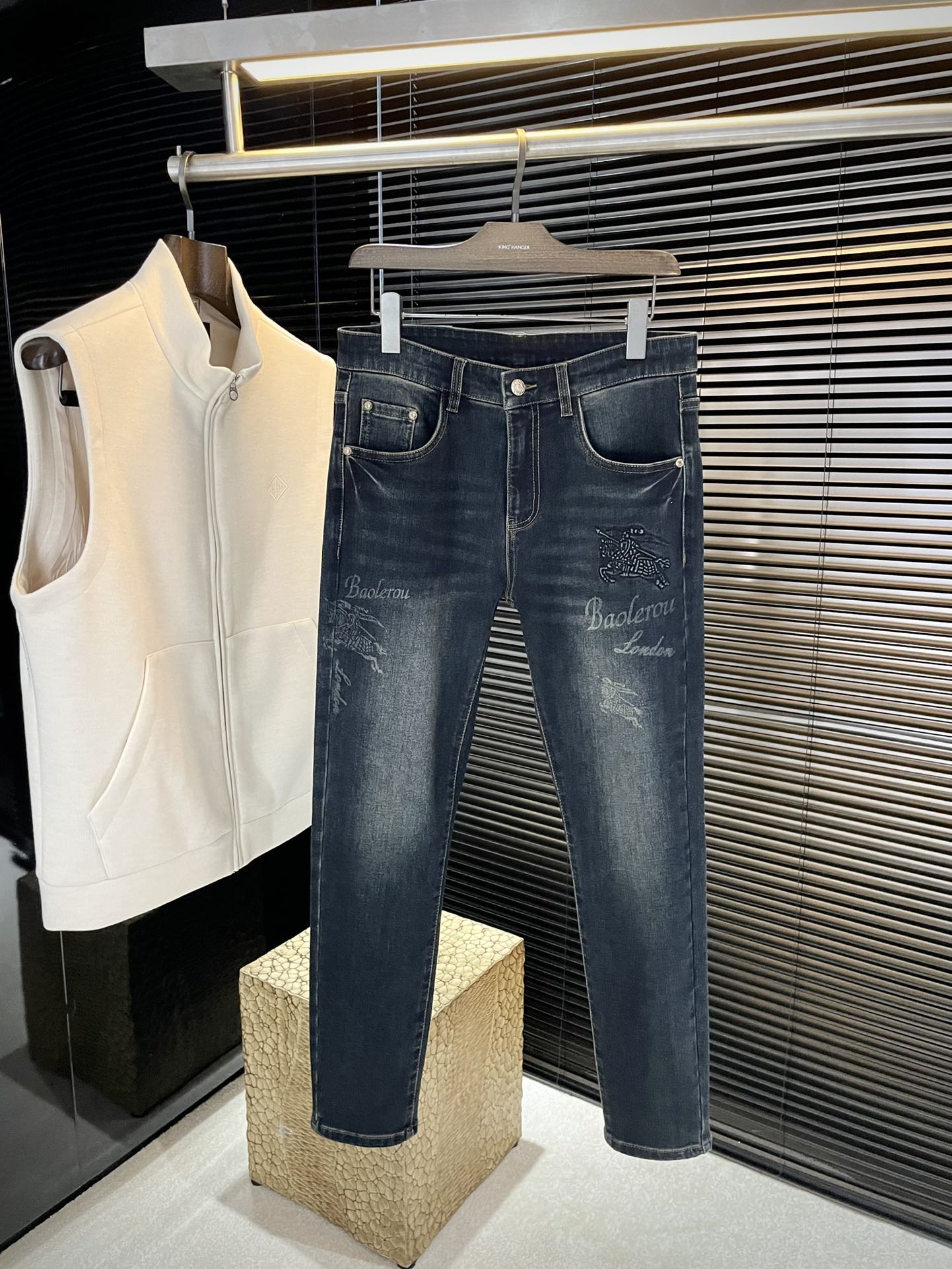 NO:529072,P Burber (Babber) 2025 autumn and winter new jeans imported from Italian haute couture denim fabrics Fashion and casual Regular style Micro-stretch fabrics The fabric is comfortable and soft, breaking through the feel of conventional denim fabrics, not stuffy, and excellent comfort. It is free and versatile, and it does not deform for a long time. The upper body effect is excellent. The elegant and elegant tailoring, the design is constantly innovating, but it always maintains a noble and elegant style and taste. The charm of fashion. The small straight piece of the style is fashionable. The counter number is 29-36,,burberry,burberry,jeans,alexander wang19860909P  Burber（巴宝）2025秋冬新款牛仔裤 进口意大利高定牛仔面料 时尚休闲 常规版型 微弹力面料 面料舒适柔软,突破常规牛仔的面料手感,不闷热,舒适感极佳.随意百搭 久洗不变形 上身效果极佳.大方优雅的剪裁,设计不断创新却始终保持着高贵优雅的风格和品位 演绎时尚魅惑 版型小直筒 时尚佳品 专柜码数 29-36,,burberry,burberry,jeans,alexander wang,Men's clothing