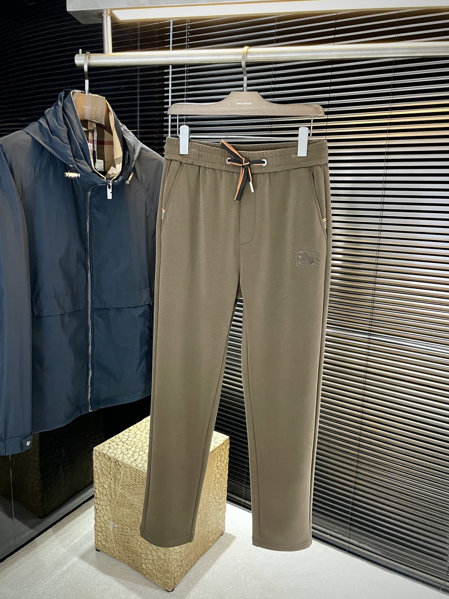 NO:529073,P Burber (Babber) 2025 autumn new style, the latest casual trousers in the counter. The original pants are casual and versatile, casual and lazy, customized original imported polyester fiber fabric. The fabric is comfortable, with a strong sense of quality, and the upper body is excellent. The comfort is full of comfort. Brand pattern embroidery embroidery is fine, one to one restore... High-end and atmospheric, the quality of the quality. Does the smell of autumn have? The first choice for autumn casual pants. Everyone must buy... Number 29-36 Purchase level,,burberry,burberry,alexander wang19860909P  Burber（巴宝）2025秋季新款,专柜最新休闲卫裤.原版裤型上身休闲百搭、随性慵懒范,定制原版进口聚脂纤维面料 面料舒适,品质感极强,上身效果极佳 舒适感爆棚. 品牌图案刺绣点缀 刺绣精细,一比一还原…高端大气,品质中的臻品 秋天的的味道有没有,秋季休闲裤首选 .人手必入……码数 29-36 代购级别,,burberry,burberry,alexander wang,Men's clothing