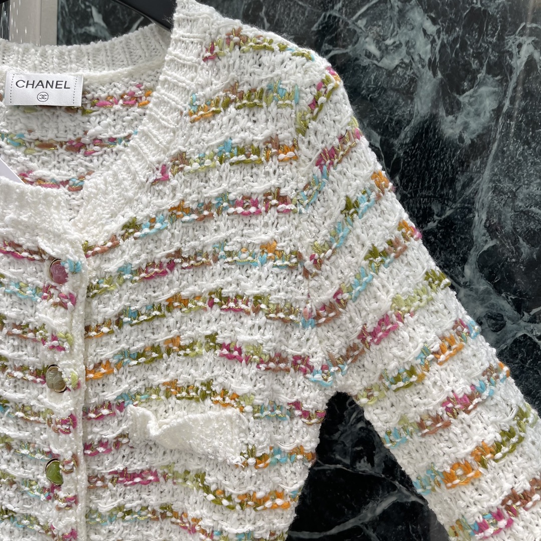 小香 25秋冬新款 彩色编织长款开衫 通体穿插彩色纱线配色非常温柔好看 彩色襟扣装点彰显品牌调性 展现气