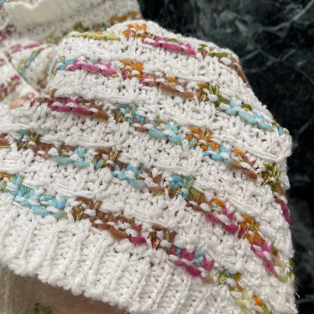 小香 25秋冬新款 彩色编织长款开衫 通体穿插彩色纱线配色非常温柔好看 彩色襟扣装点彰显品牌调性 展现气