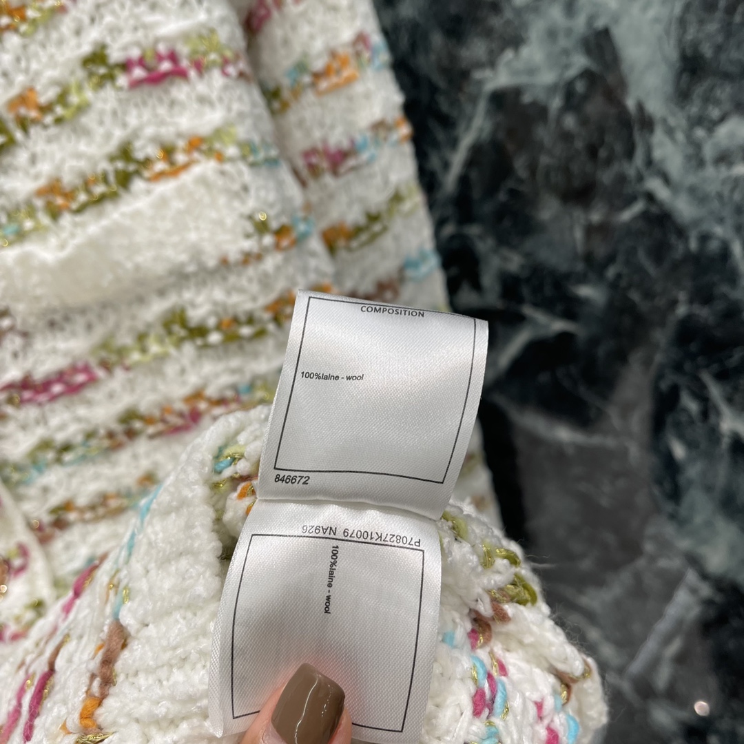 小香 25秋冬新款 彩色编织长款开衫 通体穿插彩色纱线配色非常温柔好看 彩色襟扣装点彰显品牌调性 展现气