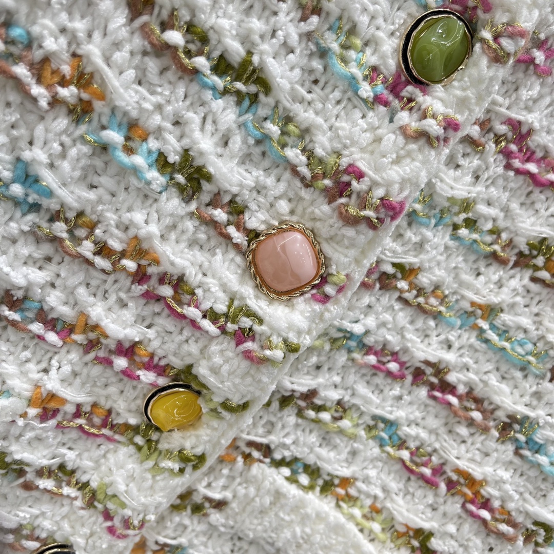 小香 25秋冬新款 彩色编织长款开衫 通体穿插彩色纱线配色非常温柔好看 彩色襟扣装点彰显品牌调性 展现气