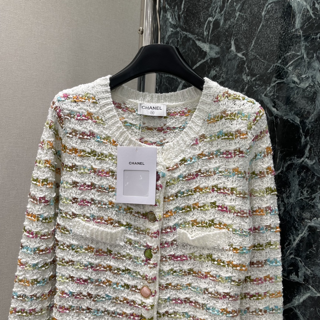 小香 25秋冬新款 彩色编织长款开衫 通体穿插彩色纱线配色非常温柔好看 彩色襟扣装点彰显品牌调性 展现气