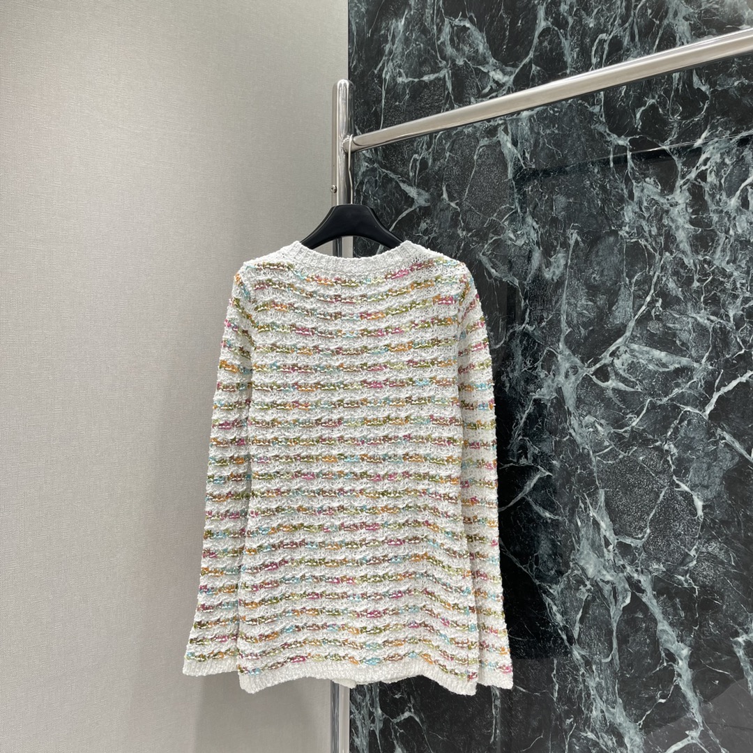 小香 25秋冬新款 彩色编织长款开衫 通体穿插彩色纱线配色非常温柔好看 彩色襟扣装点彰显品牌调性 展现气