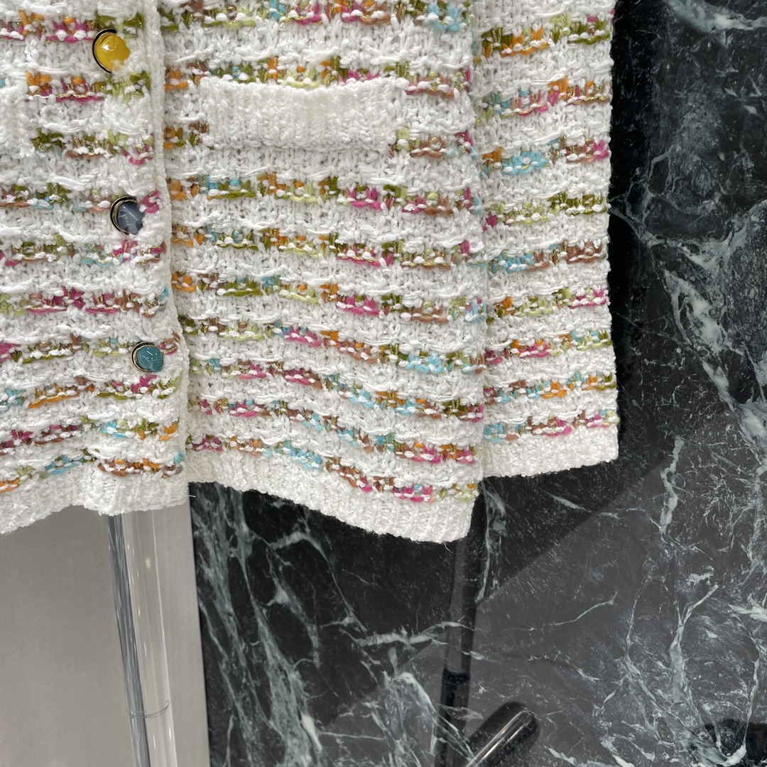 小香 25秋冬新款 彩色编织长款开衫 通体穿插彩色纱线配色非常温柔好看 彩色襟扣装点彰显品牌调性 展现气