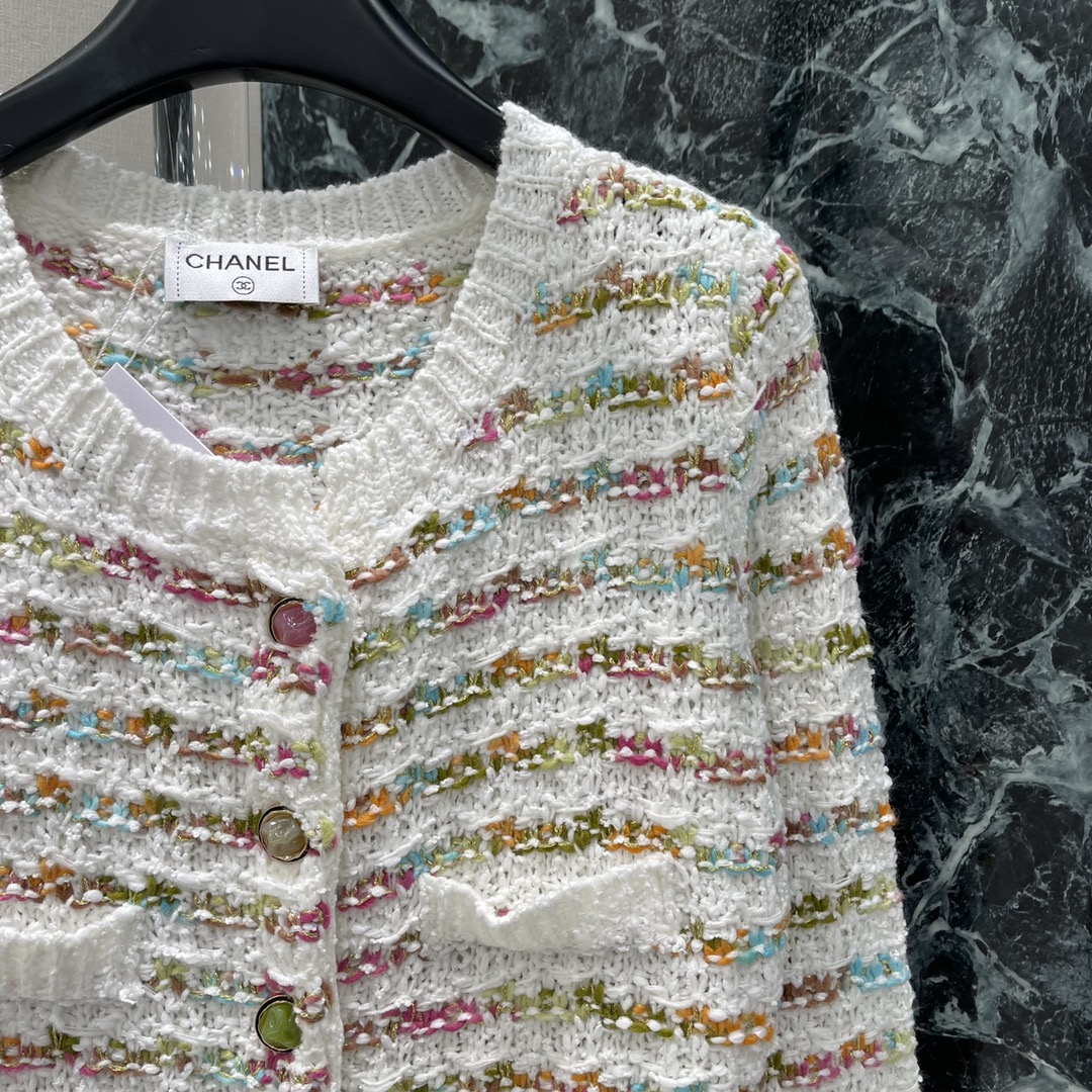 小香 25秋冬新款 彩色编织长款开衫 通体穿插彩色纱线配色非常温柔好看 彩色襟扣装点彰显品牌调性 展现气