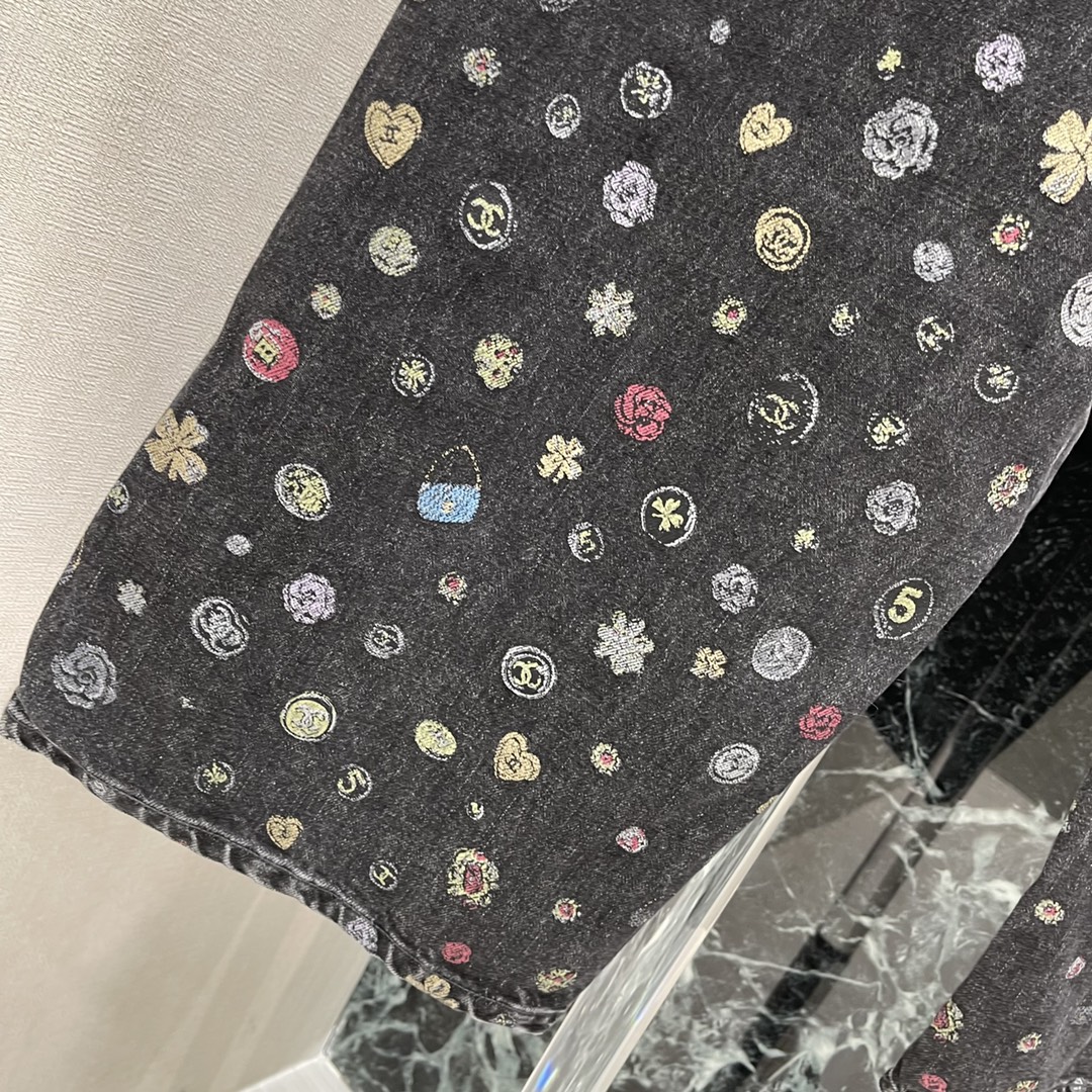 小香 25秋冬新款 彩绘印花阔腿牛仔裤 满幅重工彩绘印花图案复古又吸睛宽松版型修饰腿型不挑人轻松打造独特