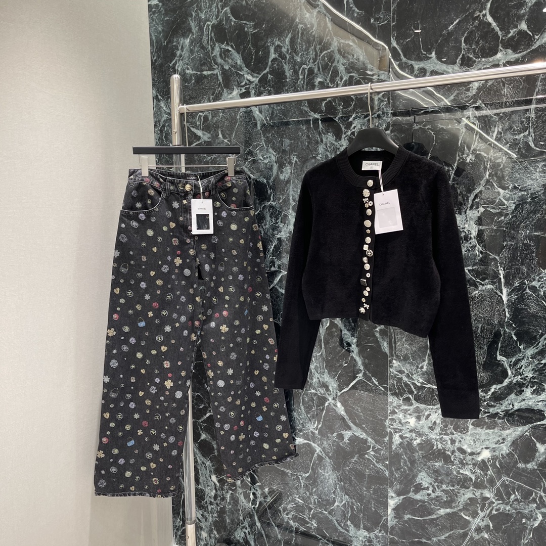 小香 25秋冬新款 彩绘印花阔腿牛仔裤 满幅重工彩绘印花图案复古又吸睛宽松版型修饰腿型不挑人轻松打造独特