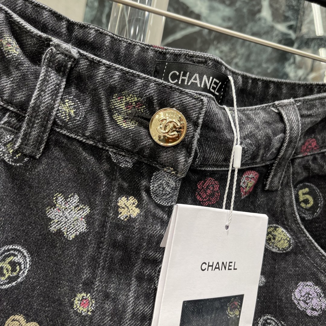 小香 25秋冬新款 彩绘印花阔腿牛仔裤 满幅重工彩绘印花图案复古又吸睛宽松版型修饰腿型不挑人轻松打造独特