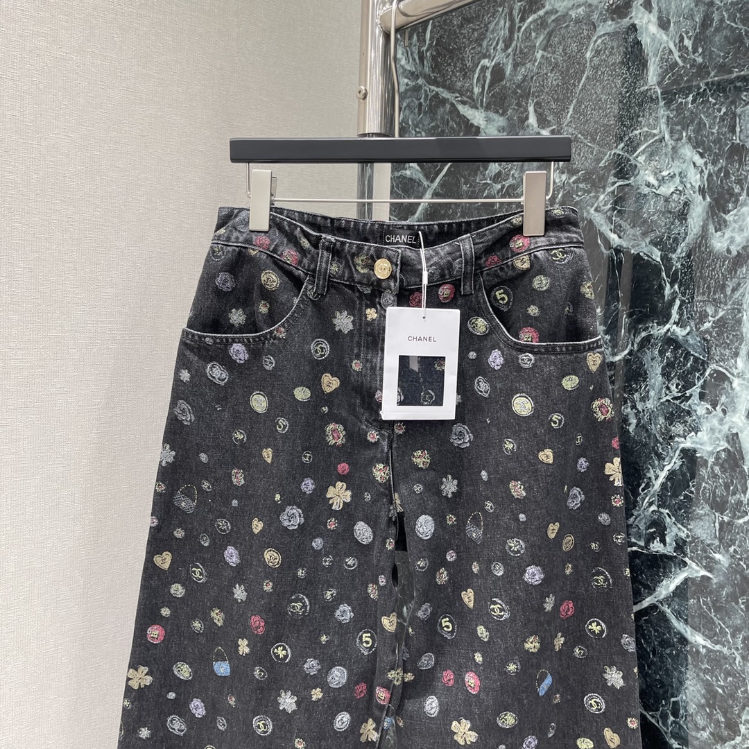 小香 25秋冬新款 彩绘印花阔腿牛仔裤 满幅重工彩绘印花图案复古又吸睛宽松版型修饰腿型不挑人轻松打造独特