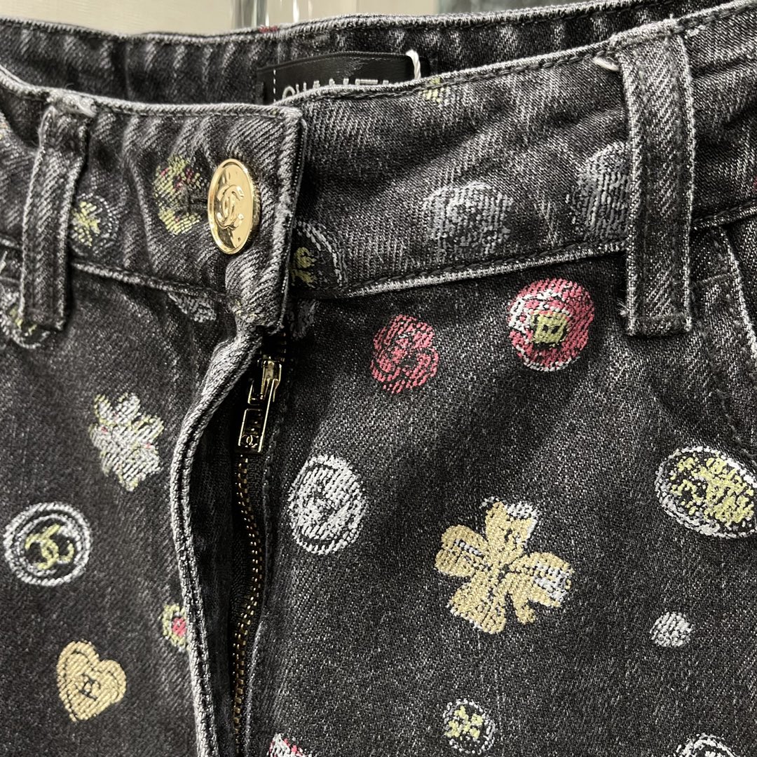 小香 25秋冬新款 彩绘印花阔腿牛仔裤 满幅重工彩绘印花图案复古又吸睛宽松版型修饰腿型不挑人轻松打造独特