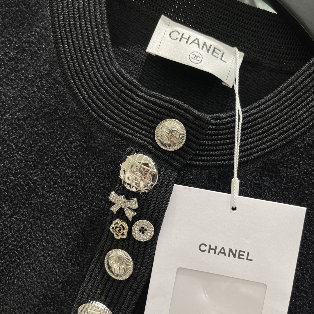 小香 25秋冬新款 圆领针织开衫 排扣添加了小香风元素的扣子轻松突出满分细节质感短款正肩版型配合百搭纯白