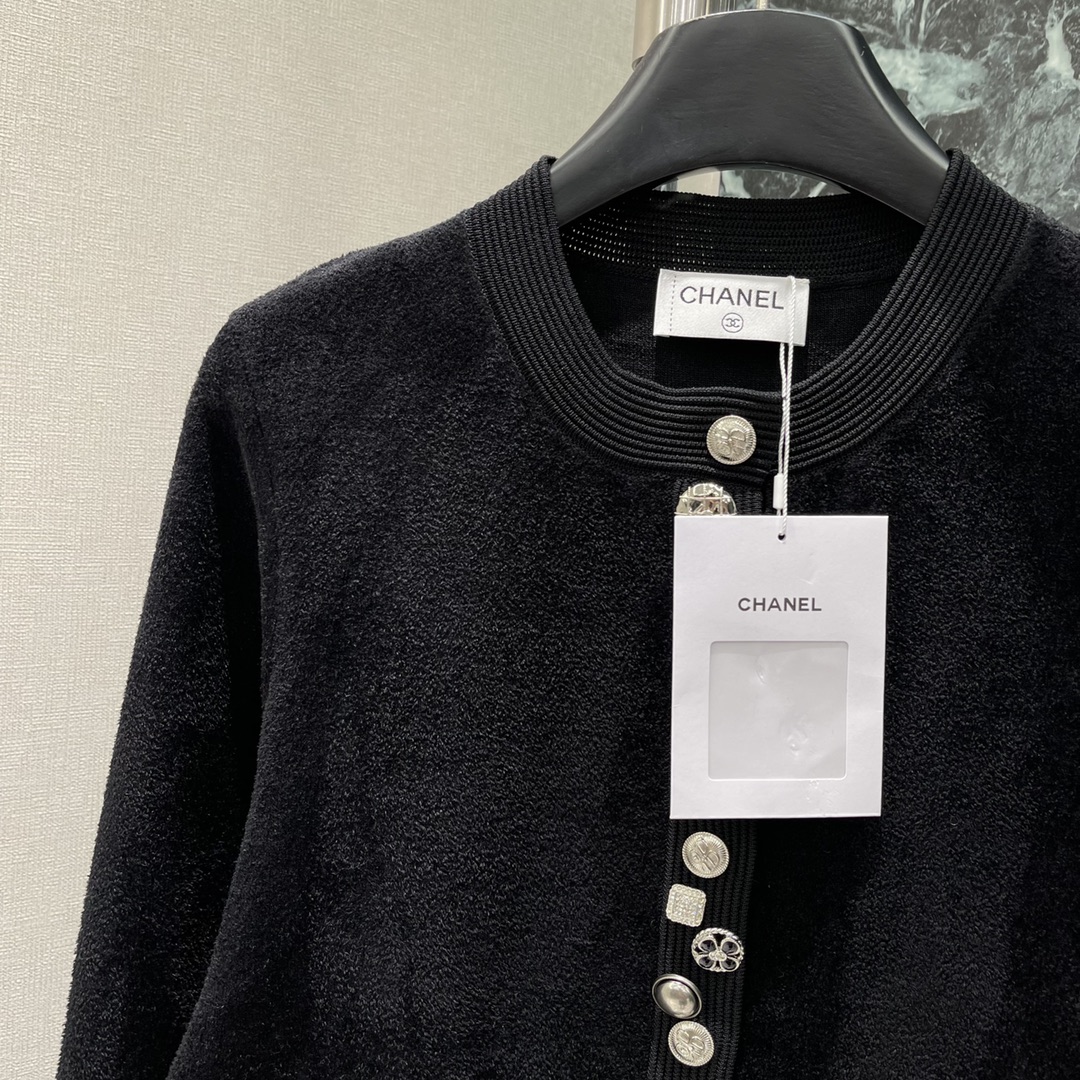 小香 25秋冬新款 圆领针织开衫 排扣添加了小香风元素的扣子轻松突出满分细节质感短款正肩版型配合百搭纯白