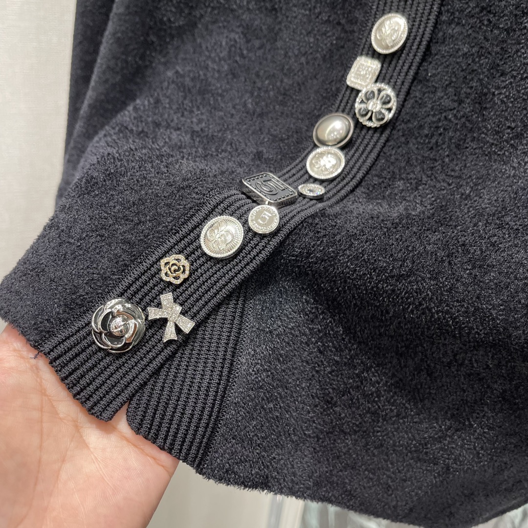 小香 25秋冬新款 圆领针织开衫 排扣添加了小香风元素的扣子轻松突出满分细节质感短款正肩版型配合百搭纯白