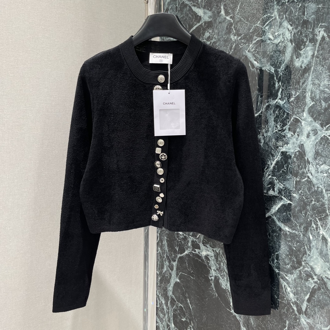 小香 25秋冬新款 圆领针织开衫 排扣添加了小香风元素的扣子轻松突出满分细节质感短款正肩版型配合百搭纯白