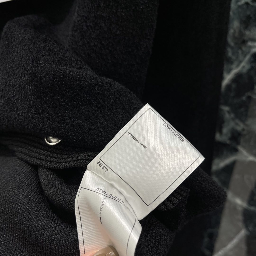 小香 25秋冬新款 圆领针织开衫 排扣添加了小香风元素的扣子轻松突出满分细节质感短款正肩版型配合百搭纯白