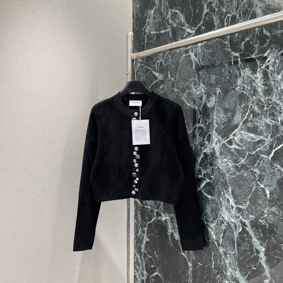 小香 25秋冬新款 圆领针织开衫 排扣添加了小香风元素的扣子轻松突出满分细节质感短款正肩版型配合百搭纯白