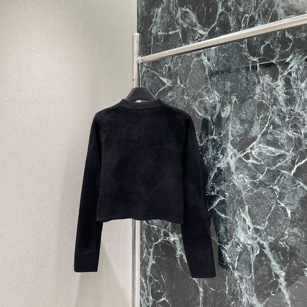 小香 25秋冬新款 圆领针织开衫 排扣添加了小香风元素的扣子轻松突出满分细节质感短款正肩版型配合百搭纯白