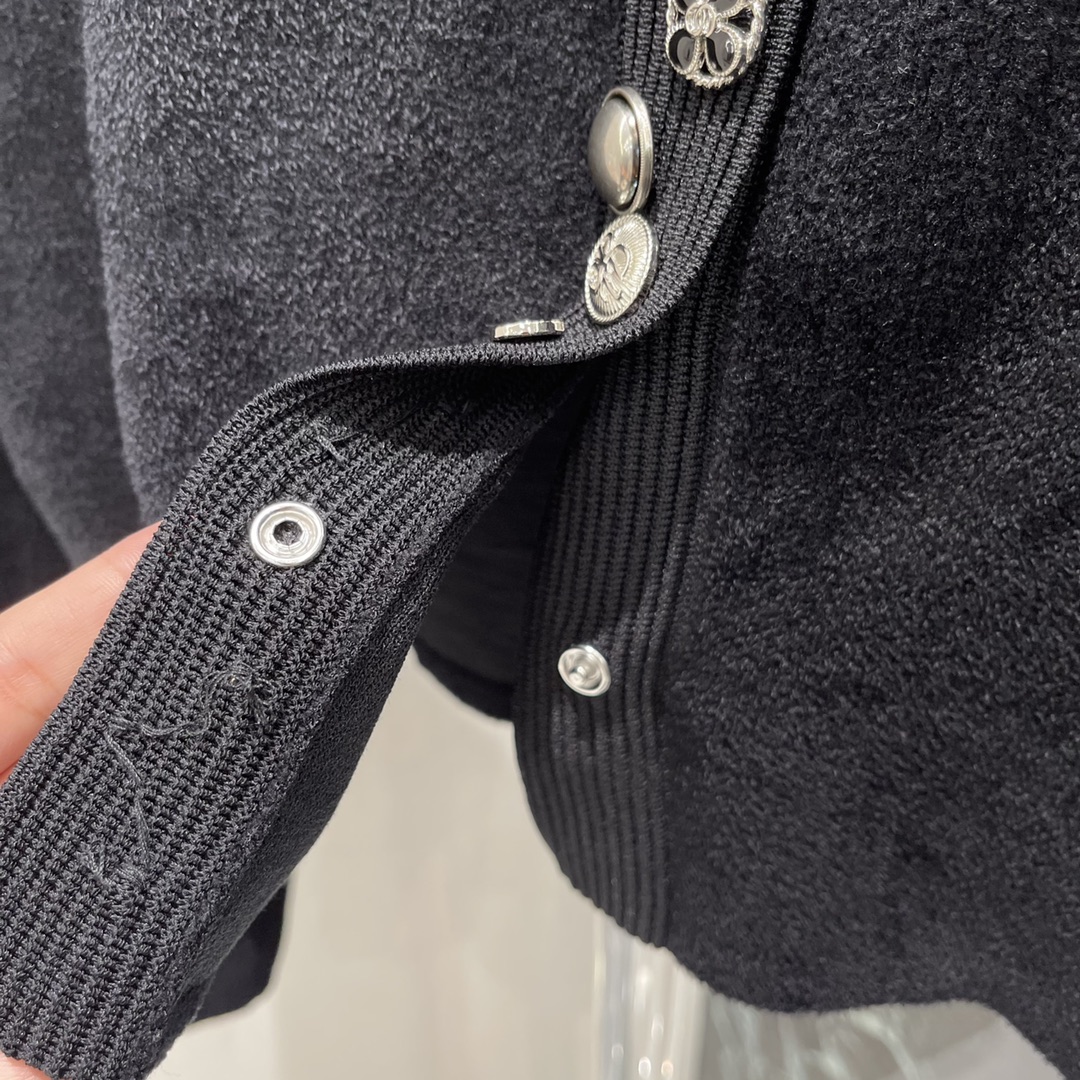 小香 25秋冬新款 圆领针织开衫 排扣添加了小香风元素的扣子轻松突出满分细节质感短款正肩版型配合百搭纯白