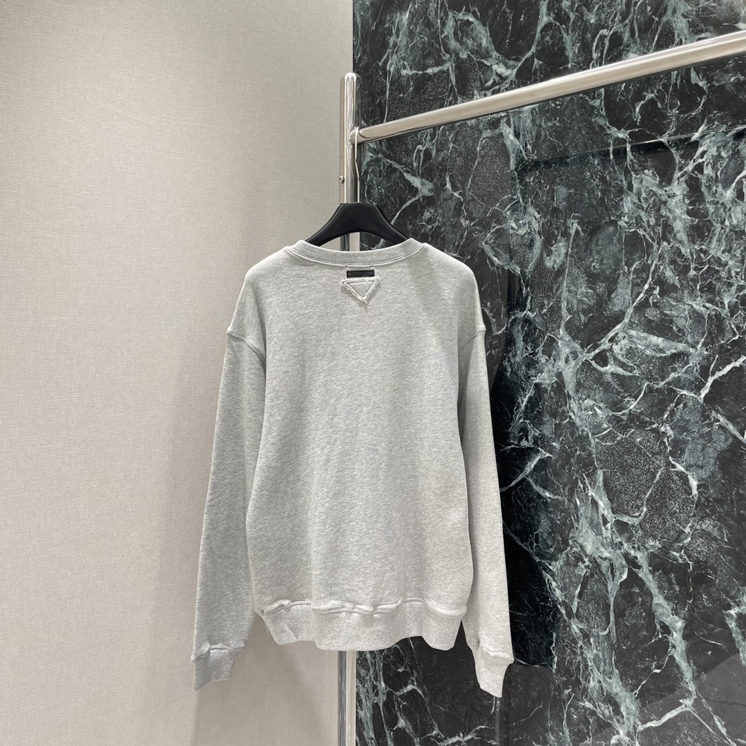 PD 25秋冬新款 字母印花圆领卫衣 秋冬单穿或内搭都能稳稳hold住质感 胸前标志性倒序字母印花是P家