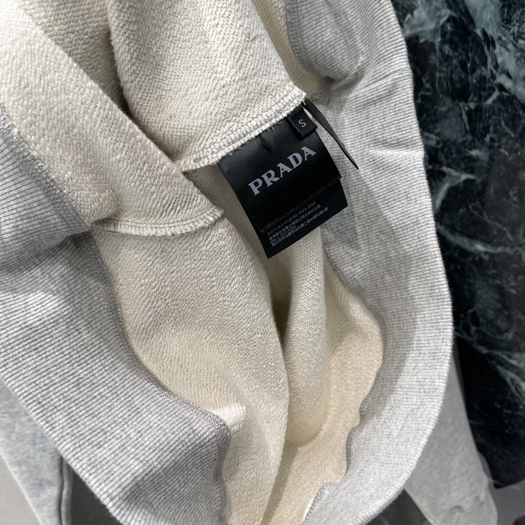 PD 25秋冬新款 字母印花圆领卫衣 秋冬单穿或内搭都能稳稳hold住质感 胸前标志性倒序字母印花是P家