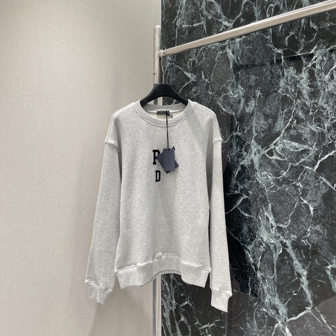 PD 25秋冬新款 字母印花圆领卫衣 秋冬单穿或内搭都能稳稳hold住质感 胸前标志性倒序字母印花是P家