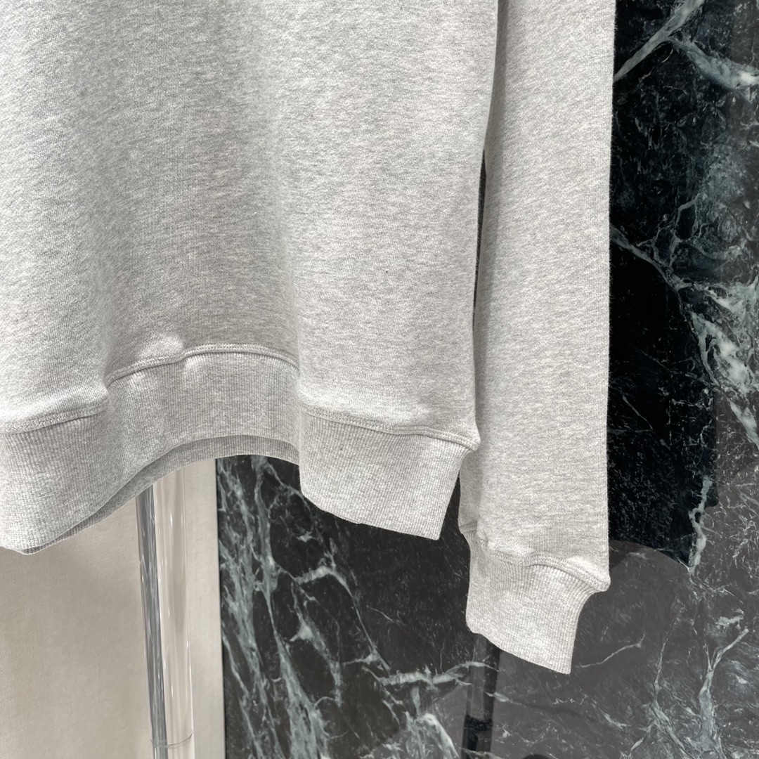 PD 25秋冬新款 字母印花圆领卫衣 秋冬单穿或内搭都能稳稳hold住质感 胸前标志性倒序字母印花是P家