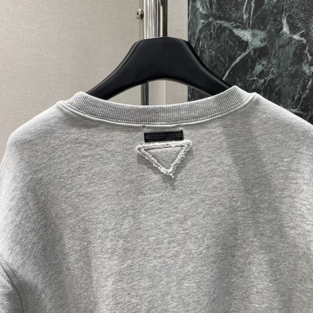 PD 25秋冬新款 字母印花圆领卫衣 秋冬单穿或内搭都能稳稳hold住质感 胸前标志性倒序字母印花是P家