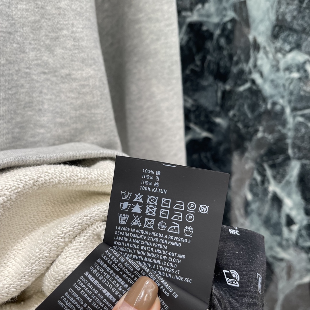 PD 25秋冬新款 字母印花圆领卫衣 秋冬单穿或内搭都能稳稳hold住质感 胸前标志性倒序字母印花是P家