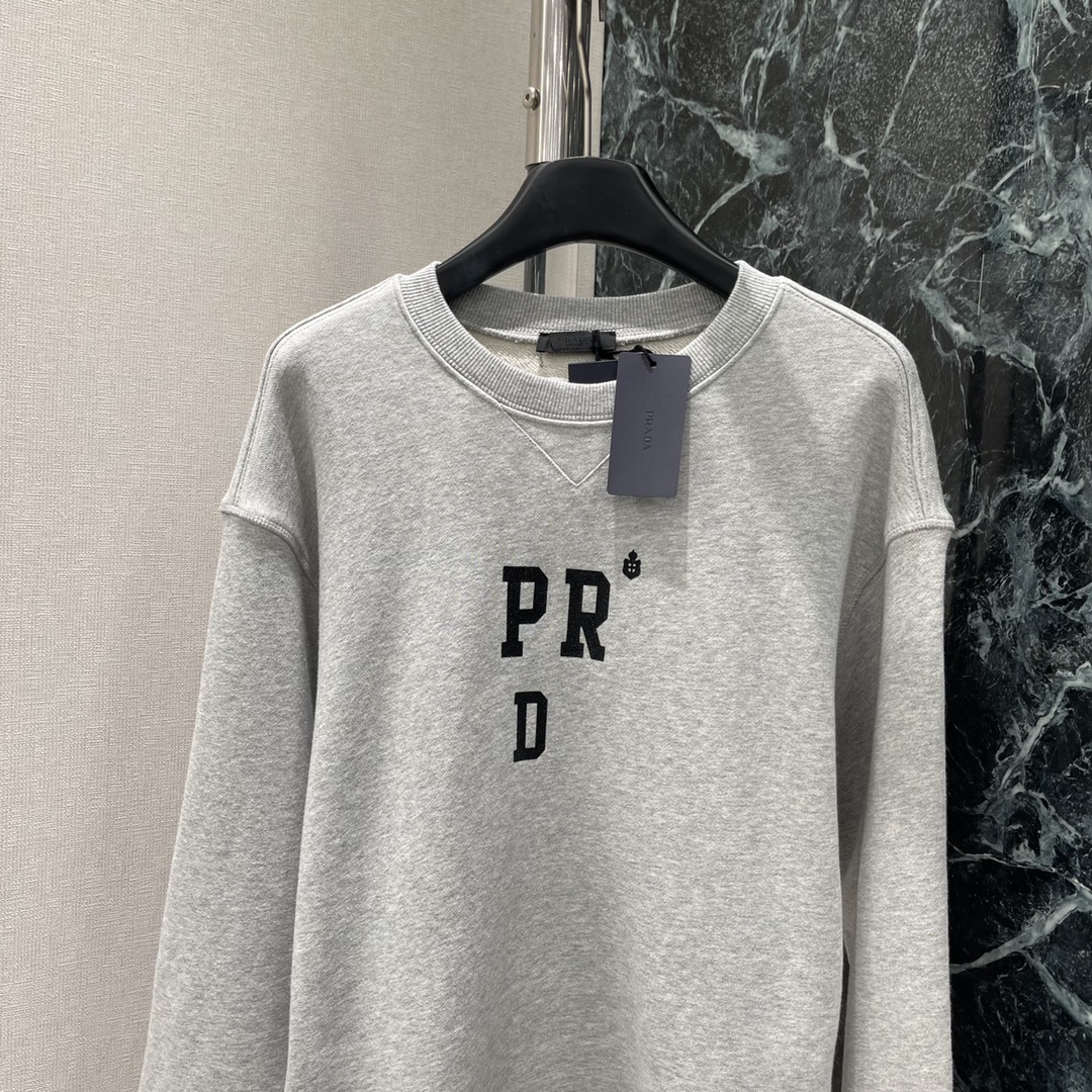 PD 25秋冬新款 字母印花圆领卫衣 秋冬单穿或内搭都能稳稳hold住质感 胸前标志性倒序字母印花是P家