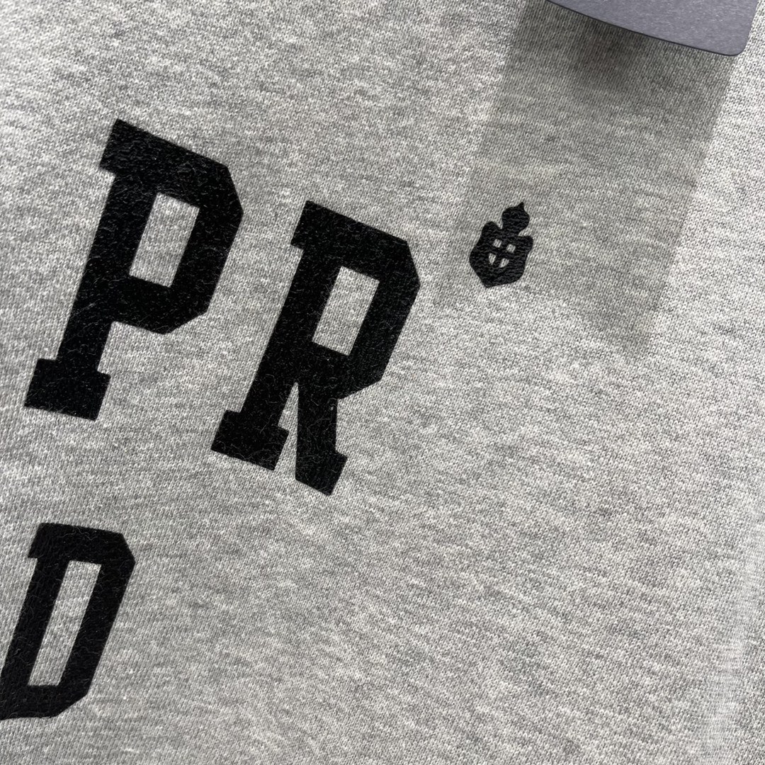 PD 25秋冬新款 字母印花圆领卫衣 秋冬单穿或内搭都能稳稳hold住质感 胸前标志性倒序字母印花是P家