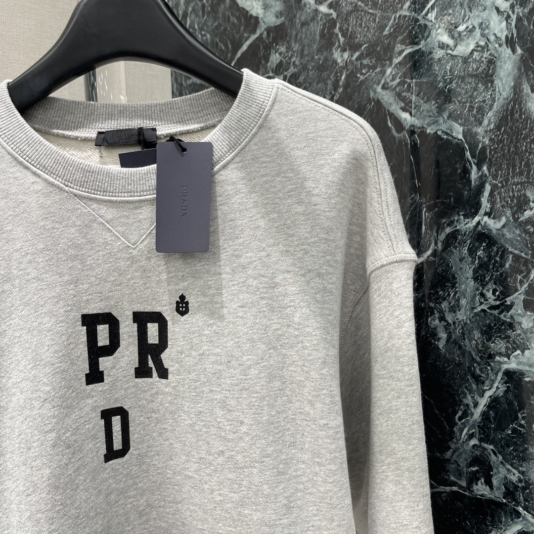 PD 25秋冬新款 字母印花圆领卫衣 秋冬单穿或内搭都能稳稳hold住质感 胸前标志性倒序字母印花是P家