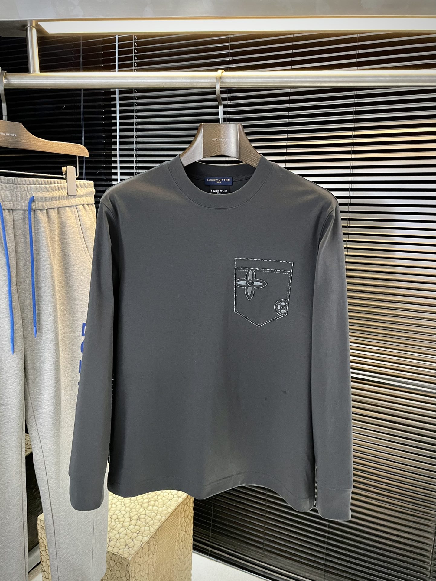 NO:529049,P LOUIS VU (Louis) 2025 autumn new style, the latest hoodie for the counter, the original version is casual and versatile, casual and lazy, customized original cotton fabric, full of comfort. High-end and atmospheric, does the smell of autumn have? The first choice. Code M-3XL Purchase Level...,,louis vuitton,louis vuitton,hoodie,sweatshirts,alexander wang19860909P  LOUIS VU（路易）2025秋季新款,专柜最新卫衣 原版版型上身休闲百搭、随性慵懒范,定制原版棉面料,舒适感爆棚.高端大气,秋天的味道有没有,首选 .码数 M-3XL 代购级别……,,louis vuitton,louis vuitton,hoodie,sweatshirts,alexander wang,Men's clothing