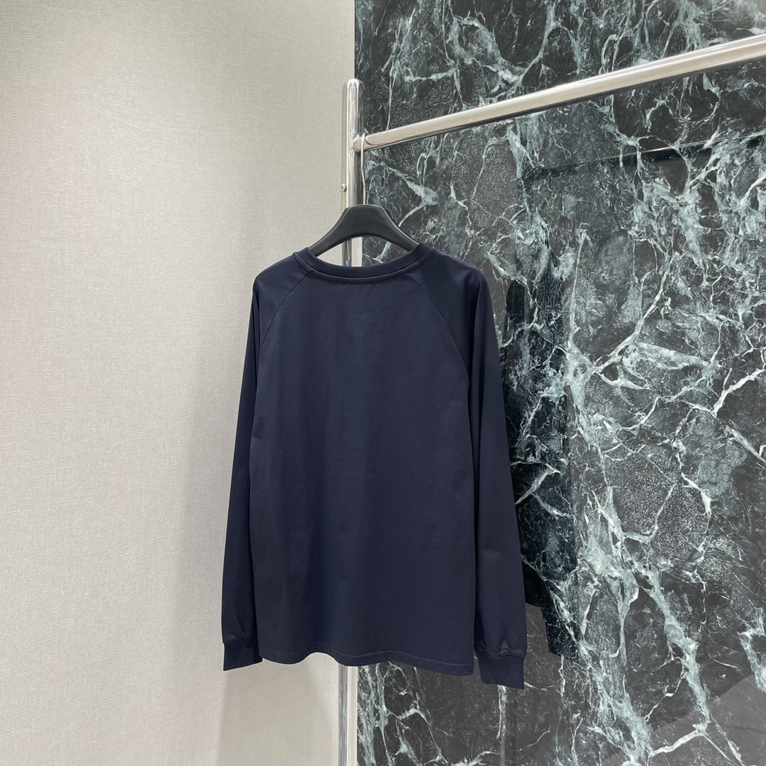 CE 25秋冬新款 字母印花长袖T恤 它以极简廓形勾勒松弛感，经典的字母印花采用立体压印工艺，在藏蓝或柔