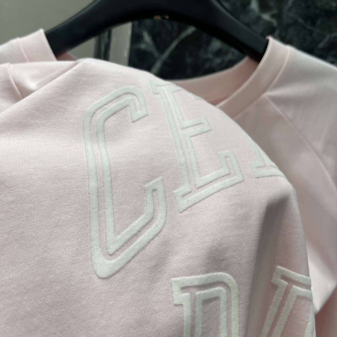 CE 25秋冬新款 字母印花长袖T恤 它以极简廓形勾勒松弛感，经典的字母印花采用立体压印工艺，在藏蓝或柔