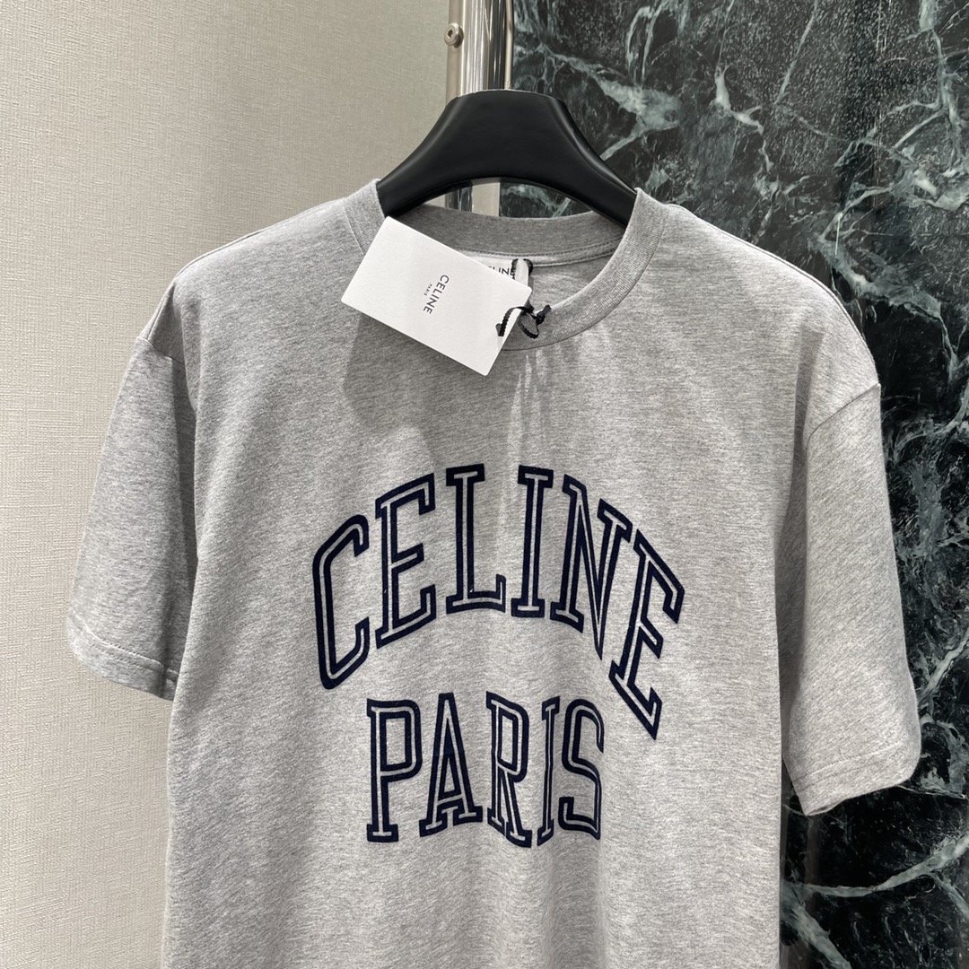 CE 25秋冬新款 字母印花短袖T恤 它以极简廓形勾勒松弛感，经典的字母印花采用立体压印工艺，在藏蓝或柔