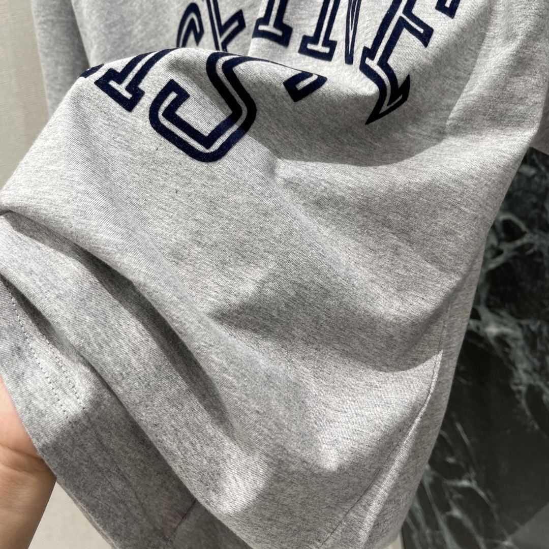 CE 25秋冬新款 字母印花短袖T恤 它以极简廓形勾勒松弛感，经典的字母印花采用立体压印工艺，在藏蓝或柔
