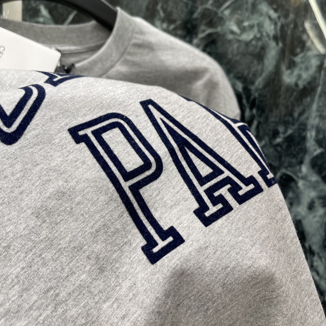 CE 25秋冬新款 字母印花短袖T恤 它以极简廓形勾勒松弛感，经典的字母印花采用立体压印工艺，在藏蓝或柔